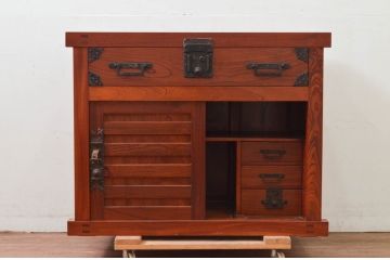 和製ビンテージ　美品!!　特注品　工芸家具　総欅(ケヤキ)材　手打ち金具の味を感じられる漆塗りの越後帳場箪笥(銭戸棚、収納箪笥、収納棚、整理タンス、船箪笥、舟箪笥、帳箱)(定価約180万円)(R-078066)