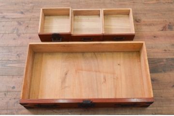 和製ビンテージ　美品!!　特注品　工芸家具　総欅(ケヤキ)材　手打ち金具の味を感じられる漆塗りの越後帳場箪笥(銭戸棚、収納箪笥、収納棚、整理タンス、船箪笥、舟箪笥、帳箱)(定価約180万円)(R-078066)