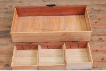 和製ビンテージ　美品!!　特注品　工芸家具　総欅(ケヤキ)材　手打ち金具の味を感じられる漆塗りの越後帳場箪笥(銭戸棚、収納箪笥、収納棚、整理タンス、船箪笥、舟箪笥、帳箱)(定価約180万円)(R-078066)