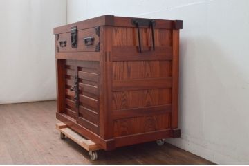 和製ビンテージ　美品!!　特注品　工芸家具　総欅(ケヤキ)材　手打ち金具の味を感じられる漆塗りの越後帳場箪笥(銭戸棚、収納箪笥、収納棚、整理タンス、船箪笥、舟箪笥、帳箱)(定価約180万円)(R-078066)