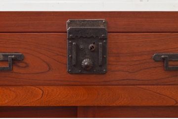 和製ビンテージ　美品!!　特注品　工芸家具　総欅(ケヤキ)材　手打ち金具の味を感じられる漆塗りの越後帳場箪笥(銭戸棚、収納箪笥、収納棚、整理タンス、船箪笥、舟箪笥、帳箱)(定価約180万円)(R-078066)