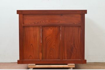 和製ビンテージ　美品!!　特注品　工芸家具　総欅(ケヤキ)材　手打ち金具の味を感じられる漆塗りの越後帳場箪笥(銭戸棚、収納箪笥、収納棚、整理タンス、船箪笥、舟箪笥、帳箱)(定価約180万円)(R-078066)