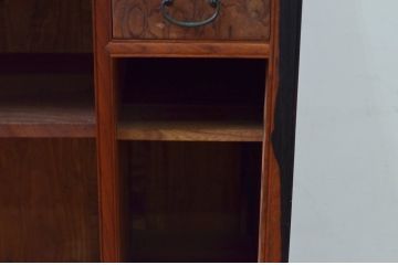 和製アンティーク　三方欅(ケヤキ)材　前面玉杢　黒柿材の縁がアクセントの茶箪笥(収納棚、戸棚、茶棚、サイドキャビネット)(R-078067)