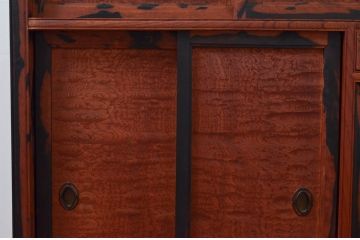 和製アンティーク　三方欅(ケヤキ)材　前面玉杢　黒柿材の縁がアクセントの茶箪笥(収納棚、戸棚、茶棚、サイドキャビネット)(R-078067)
