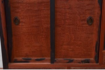 和製アンティーク　三方欅(ケヤキ)材　前面玉杢　黒柿材の縁がアクセントの茶箪笥(収納棚、戸棚、茶棚、サイドキャビネット)(R-078067)