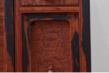 和製アンティーク　三方欅(ケヤキ)材　前面玉杢　黒柿材の縁がアクセントの茶箪笥(収納棚、戸棚、茶棚、サイドキャビネット)(R-078067)