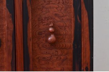 和製アンティーク　三方欅(ケヤキ)材　前面玉杢　黒柿材の縁がアクセントの茶箪笥(収納棚、戸棚、茶棚、サイドキャビネット)(R-078067)