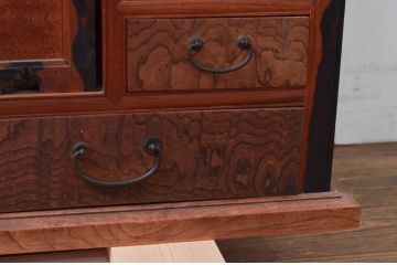 和製アンティーク　三方欅(ケヤキ)材　前面玉杢　黒柿材の縁がアクセントの茶箪笥(収納棚、戸棚、茶棚、サイドキャビネット)(R-078067)