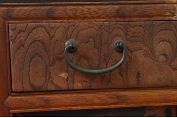 和製アンティーク　三方欅(ケヤキ)材　前面玉杢　黒柿材の縁がアクセントの茶箪笥(収納棚、戸棚、茶棚、サイドキャビネット)(R-078067)