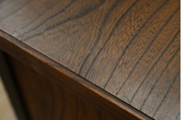 和製アンティーク　三方欅(ケヤキ)材　前面玉杢　黒柿材の縁がアクセントの茶箪笥　(R-078067)