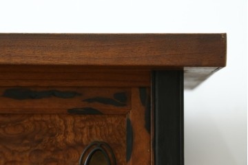 和製アンティーク　三方欅(ケヤキ)材　前面玉杢　黒柿材の縁がアクセントの茶箪笥　(R-078067)
