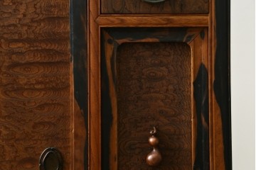 和製アンティーク　三方欅(ケヤキ)材　前面玉杢　黒柿材の縁がアクセントの茶箪笥　(R-078067)