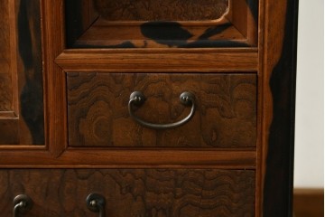 和製アンティーク　三方欅(ケヤキ)材　前面玉杢　黒柿材の縁がアクセントの茶箪笥　(R-078067)