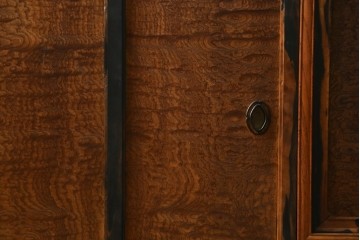 和製アンティーク　三方欅(ケヤキ)材　前面玉杢　黒柿材の縁がアクセントの茶箪笥　(R-078067)