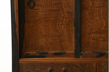 和製アンティーク　三方欅(ケヤキ)材　前面玉杢　黒柿材の縁がアクセントの茶箪笥　(R-078067)