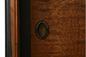 和製アンティーク　三方欅(ケヤキ)材　前面玉杢　黒柿材の縁がアクセントの茶箪笥　(R-078067)