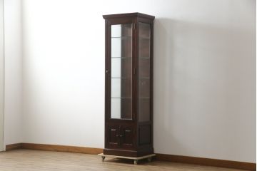 中古　国産民芸家具　落ち着きのある上品な空間づくりにおすすめな三面ガラスの縦型キャビネット(キュリオケース、ショーケース、コレクションケース、飾り棚、戸棚、収納棚、店舗什器)(R-078081)