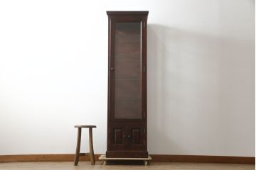中古　国産民芸家具　落ち着きのある上品な空間づくりにおすすめな三面ガラスの縦型キャビネット(キュリオケース、ショーケース、コレクションケース、飾り棚、戸棚、収納棚、店舗什器)(R-078081)
