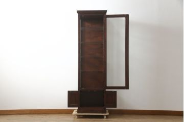中古　国産民芸家具　落ち着きのある上品な空間づくりにおすすめな三面ガラスの縦型キャビネット(キュリオケース、ショーケース、コレクションケース、飾り棚、戸棚、収納棚、店舗什器)(R-078081)