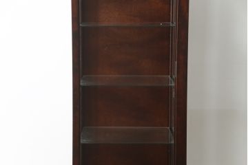 中古　国産民芸家具　落ち着きのある上品な空間づくりにおすすめな三面ガラスの縦型キャビネット(キュリオケース、ショーケース、コレクションケース、飾り棚、戸棚、収納棚、店舗什器)(R-078081)