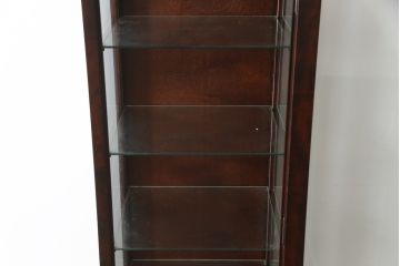 中古　国産民芸家具　落ち着きのある上品な空間づくりにおすすめな三面ガラスの縦型キャビネット(キュリオケース、ショーケース、コレクションケース、飾り棚、戸棚、収納棚、店舗什器)(R-078081)