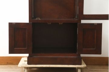 中古　国産民芸家具　落ち着きのある上品な空間づくりにおすすめな三面ガラスの縦型キャビネット(キュリオケース、ショーケース、コレクションケース、飾り棚、戸棚、収納棚、店舗什器)(R-078081)