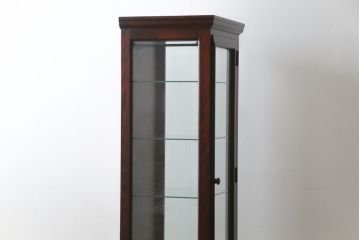 中古　国産民芸家具　落ち着きのある上品な空間づくりにおすすめな三面ガラスの縦型キャビネット(キュリオケース、ショーケース、コレクションケース、飾り棚、戸棚、収納棚、店舗什器)(R-078081)