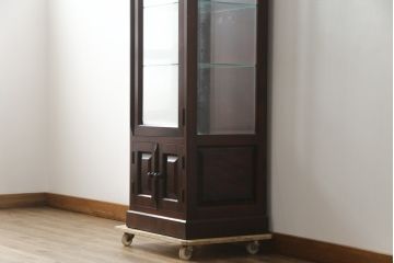 中古　国産民芸家具　落ち着きのある上品な空間づくりにおすすめな三面ガラスの縦型キャビネット(キュリオケース、ショーケース、コレクションケース、飾り棚、戸棚、収納棚、店舗什器)(R-078081)