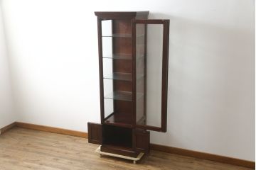 中古　国産民芸家具　落ち着きのある上品な空間づくりにおすすめな三面ガラスの縦型キャビネット(キュリオケース、ショーケース、コレクションケース、飾り棚、戸棚、収納棚、店舗什器)(R-078081)