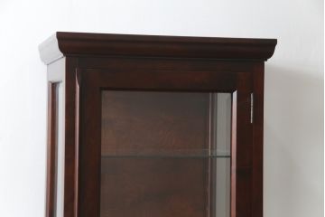 中古　国産民芸家具　落ち着きのある上品な空間づくりにおすすめな三面ガラスの縦型キャビネット(キュリオケース、ショーケース、コレクションケース、飾り棚、戸棚、収納棚、店舗什器)(R-078081)