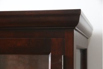 中古　国産民芸家具　落ち着きのある上品な空間づくりにおすすめな三面ガラスの縦型キャビネット(キュリオケース、ショーケース、コレクションケース、飾り棚、戸棚、収納棚、店舗什器)(R-078081)