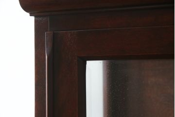 中古　国産民芸家具　落ち着きのある上品な空間づくりにおすすめな三面ガラスの縦型キャビネット(キュリオケース、ショーケース、コレクションケース、飾り棚、戸棚、収納棚、店舗什器)(R-078081)