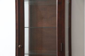 中古　国産民芸家具　落ち着きのある上品な空間づくりにおすすめな三面ガラスの縦型キャビネット(キュリオケース、ショーケース、コレクションケース、飾り棚、戸棚、収納棚、店舗什器)(R-078081)