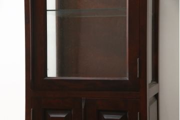 中古　国産民芸家具　落ち着きのある上品な空間づくりにおすすめな三面ガラスの縦型キャビネット(キュリオケース、ショーケース、コレクションケース、飾り棚、戸棚、収納棚、店舗什器)(R-078081)