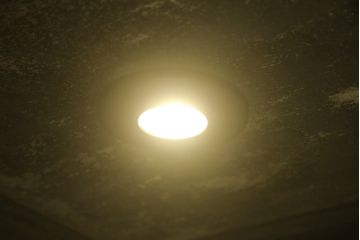 アメリカビンテージ　使い込まれた風合いが格好いい照明付き四面ガラスのメタルガラスケース(ショーケース、陳列棚、飾り棚、戸棚、キャビネット、キュリオケース、店舗什器、ヴィンテージ、ケビント)(R-078082)