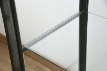 アメリカビンテージ　使い込まれた風合いが格好いい照明付き四面ガラスのメタルガラスケース(ショーケース、陳列棚、飾り棚、戸棚、キャビネット、キュリオケース、店舗什器、ヴィンテージ、ケビント)(R-078082)