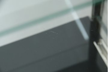 アメリカビンテージ　使い込まれた風合いが格好いい照明付き四面ガラスのメタルガラスケース(ショーケース、陳列棚、飾り棚、戸棚、キャビネット、キュリオケース、店舗什器、ヴィンテージ、ケビント)(R-078082)