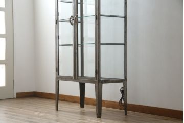 アメリカビンテージ　使い込まれた風合いが格好いい照明付き四面ガラスのメタルガラスケース(ショーケース、陳列棚、飾り棚、戸棚、キャビネット、キュリオケース、店舗什器、ヴィンテージ、ケビント)(R-078082)
