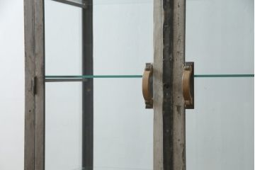 アメリカビンテージ　使い込まれた風合いが格好いい照明付き四面ガラスのメタルガラスケース(ショーケース、陳列棚、飾り棚、戸棚、キャビネット、キュリオケース、店舗什器、ヴィンテージ、ケビント)(R-078082)
