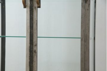 アメリカビンテージ　使い込まれた風合いが格好いい照明付き四面ガラスのメタルガラスケース(ショーケース、陳列棚、飾り棚、戸棚、キャビネット、キュリオケース、店舗什器、ヴィンテージ、ケビント)(R-078082)