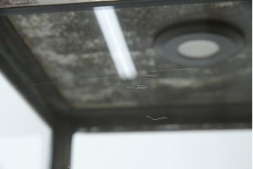 アメリカビンテージ　使い込まれた風合いが格好いい照明付き四面ガラスのメタルガラスケース(ショーケース、陳列棚、飾り棚、戸棚、キャビネット、キュリオケース、店舗什器、ヴィンテージ、ケビント)(R-078082)