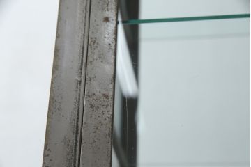 アメリカビンテージ　使い込まれた風合いが格好いい照明付き四面ガラスのメタルガラスケース(ショーケース、陳列棚、飾り棚、戸棚、キャビネット、キュリオケース、店舗什器、ヴィンテージ、ケビント)(R-078082)