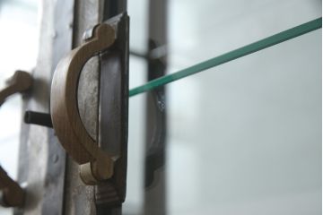 アメリカビンテージ　使い込まれた風合いが格好いい照明付き四面ガラスのメタルガラスケース(ショーケース、陳列棚、飾り棚、戸棚、キャビネット、キュリオケース、店舗什器、ヴィンテージ、ケビント)(R-078082)