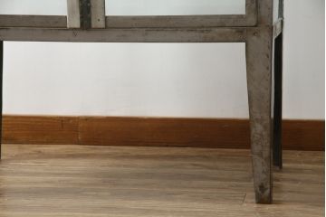 アメリカビンテージ　使い込まれた風合いが格好いい照明付き四面ガラスのメタルガラスケース(ショーケース、陳列棚、飾り棚、戸棚、キャビネット、キュリオケース、店舗什器、ヴィンテージ、ケビント)(R-078082)