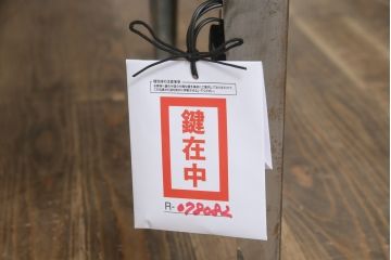 アメリカビンテージ　使い込まれた風合いが格好いい照明付き四面ガラスのメタルガラスケース(ショーケース、陳列棚、飾り棚、戸棚、キャビネット、キュリオケース、店舗什器、ヴィンテージ、ケビント)(R-078082)