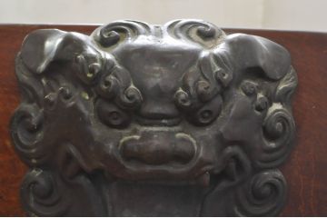 和製アンティーク　明治期　特大　漆塗り　総欅(ケヤキ)材　銅製の獅子取っ手が立派なくり抜き火鉢(木製火鉢)(R-078084)