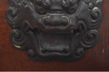 和製アンティーク　明治期　特大　漆塗り　総欅(ケヤキ)材　銅製の獅子取っ手が立派なくり抜き火鉢(木製火鉢)(R-078084)