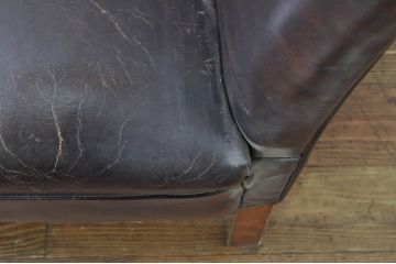 フランスアンティーク　本革　ミッドセンチュリーな雰囲気のお部屋作りにぴったりなレザーラウンジチェア(アームチェア、一人掛けソファ、サロンチェア、イージーチェア、椅子、イス)(R-078085)