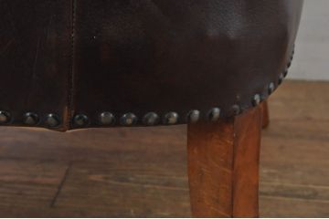 フランスアンティーク　本革　ミッドセンチュリーな雰囲気のお部屋作りにぴったりなレザーラウンジチェア(アームチェア、一人掛けソファ、サロンチェア、イージーチェア、椅子、イス)(R-078085)