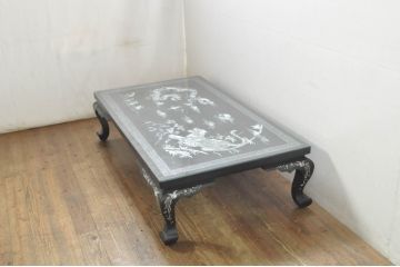 アジアンビンテージ　韓国製　高級品!!　ガラス天板付き　螺鈿(ラデン)細工の龍と虎の図が目を惹く座卓(ローテーブル、センターテーブル、リビングテーブル、ヴィンテージ)(R-078087)
